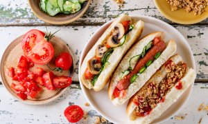Hot dog se zeleninou a houbami