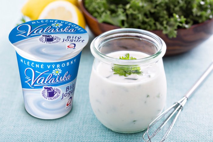 Dip z Bílého jogurtu z Valašska s mátou a česnekem