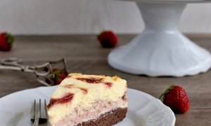 K nedělní kávičce? Vyzkoušejte cheesecake s jahodovým mramorováním!