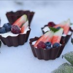Čokoládové košíčky plněné jogurtovým krémem a ovocem