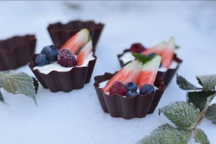 Čokoládové košíčky plněné jogurtovým krémem a ovocem