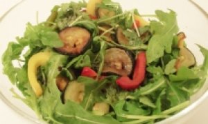 Teplý salát s grilovanou zeleninou a rukolou