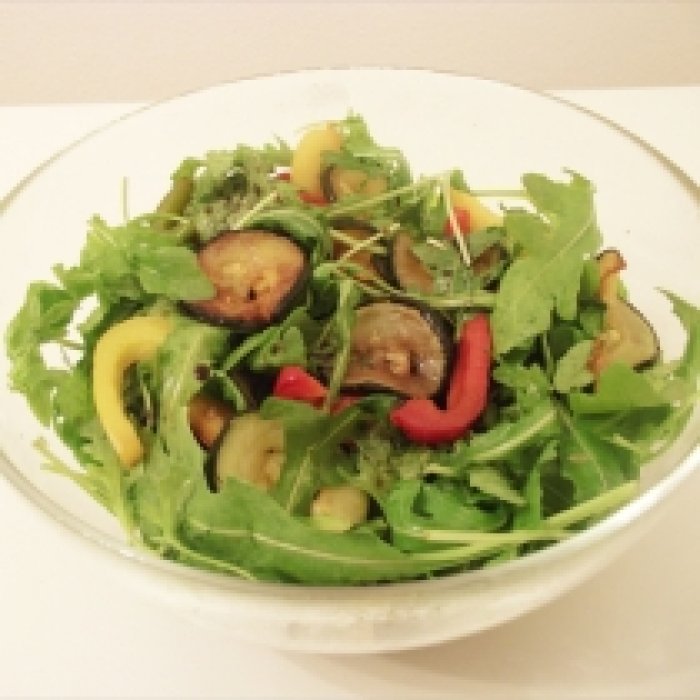 Teplý salát s grilovanou zeleninou a rukolou