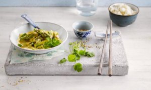 Chřest na asijský způsob v pánvi wok