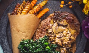 Steak s houbovou omáčkou a zeleninovými hranolkami