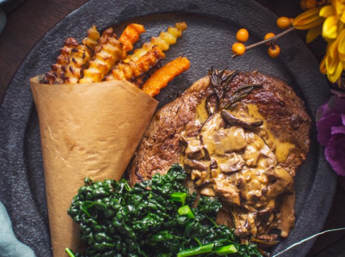 Steak s houbovou omáčkou a zeleninovými hranolkami