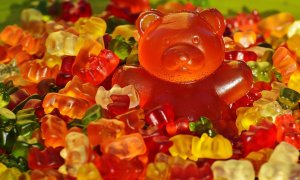 Znáte mezinárodní sladké dny? Oslavte výročí želatinových medvídků nanuky s překvapením