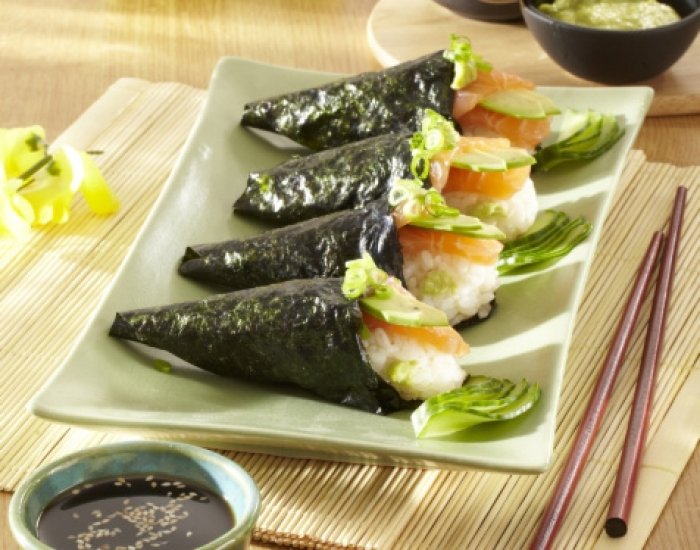 Temaki sushi s lososem a avokádem (Japonsko)