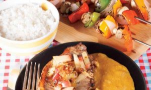 Steak, zeleninový kebab, rýže a kari omáčka