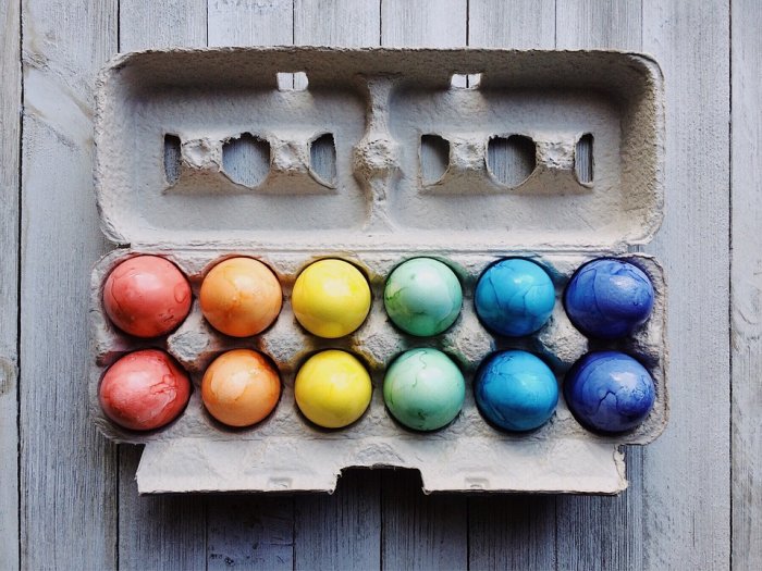 Hravé a barevné Velikonoce: Barvíme vajíčka s nápadem!