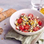 Salát s kukuřicí, rajčátky a fetou