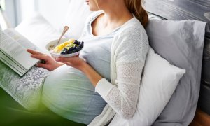 Jen 4 z 10 žen konzumují při kojení víc ovoce a mléčných výrobků, ukázal průzkum