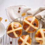 Hot cross buns – velikonoční bochánky z Británie