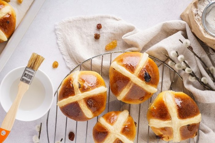 Hot cross buns – velikonoční bochánky z Británie