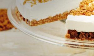 Cheesecake s bílou čokoládou a Lotus Biscoff sušenkami
