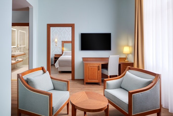 Zrekonstruované pokoje v hotelu Hvězda nabízí kombinaci historické dědictví a moderního designu