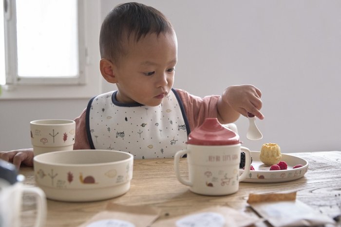 I malé děti mohou jíst ze svého „míšeňského“ porcelánu