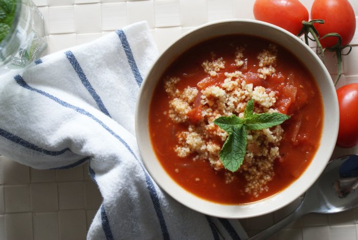 Jemná rajčatová polévka s celozrnným kuskusem