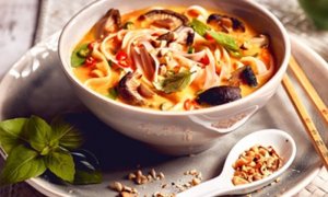Kari polévka s nudlemi a houbami shiitake