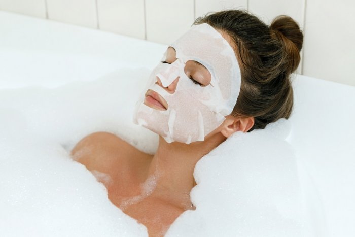 Kosmetickým hitem letošního podzimu jsou tzv. sheetové pleťové masky a hydratace