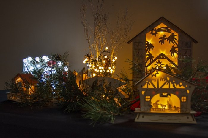 Trendem letošních Vánoc jsou přírodní materiály a dostatek světla