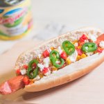 Trojbarevný Hot Dog
