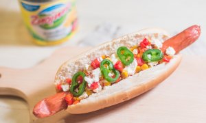 Trojbarevný Hot Dog