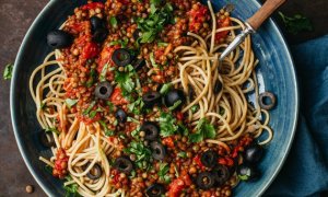 Celozrnné špagety s pálivou čočkovou omáčkou