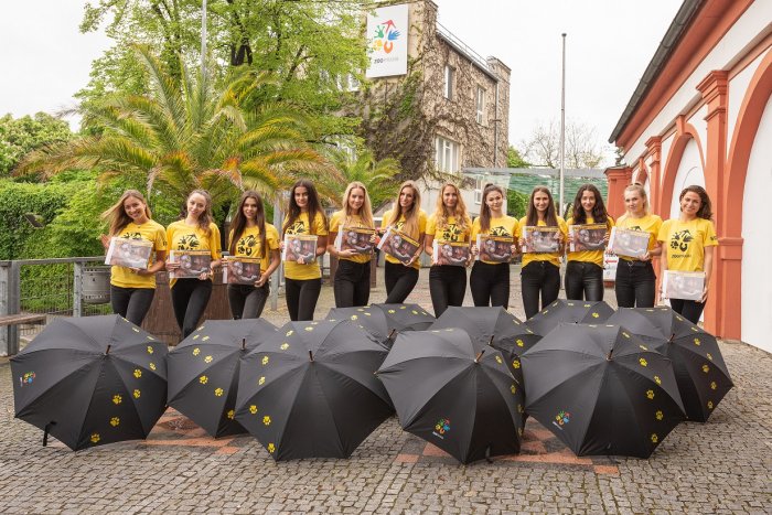Finalistky České Miss ESSENS přiložily ruce k dílu a vyzkoušely si péči o zvířata pražské ZOO