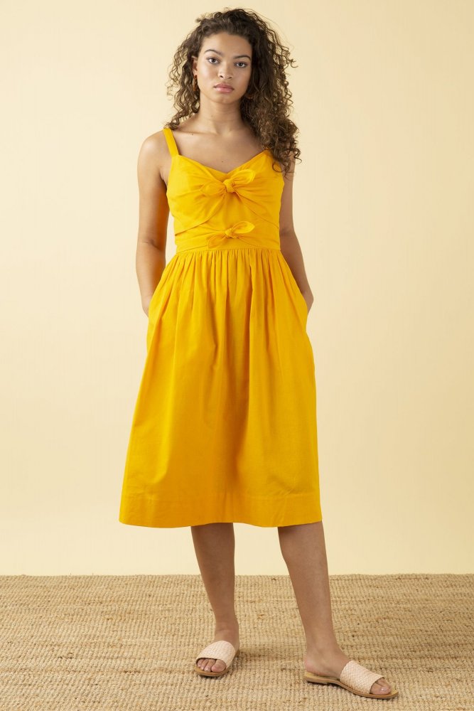 Nákupní tip: Zářivě žluté šaty jako letní bestseller