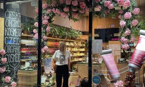 Obrovské růžové tuby pleťových krémů ve výlohách české kosmetické značky Havlíkova apotéka