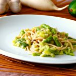 Cuketová zeleninová omáčka se zelenými fazolkami a špagetami