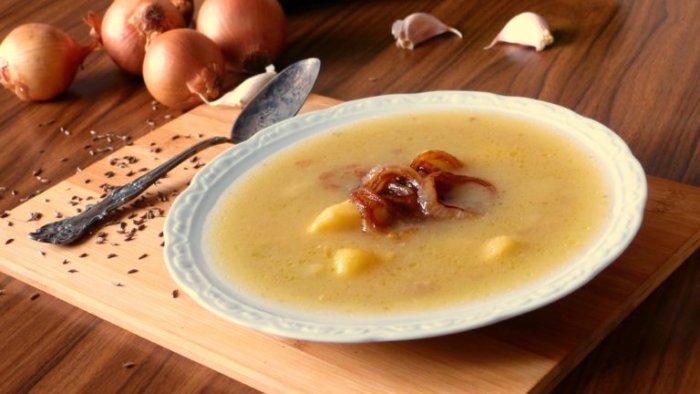 Cibulová polévka s česnekem a bramborami