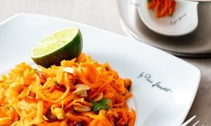 Pikantní mrkvový salát s datlemi a arašídy