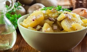 Cibulovo-bramborový salát