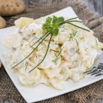 Smetanovo-bramborový salát s bylinkami