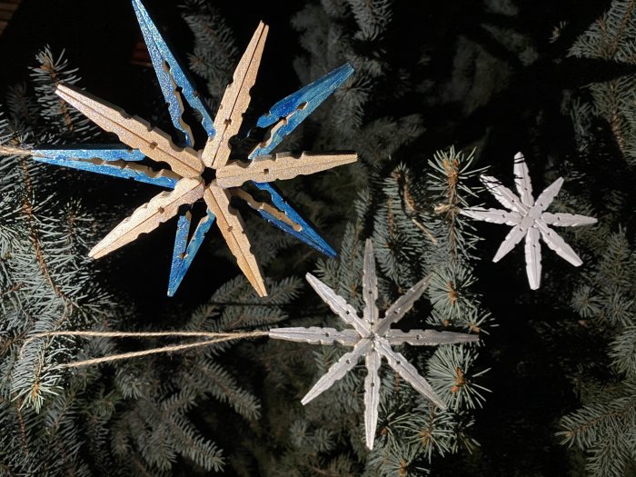 Udělejte si vánoční hvězdy na stromeček jako z řezbářské dílny