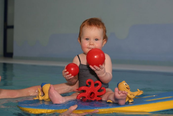 10 důvodů, proč je kurz plavání prospěšný už pro roční dítě