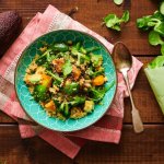 Salát s quinoou, batáty a avokádem