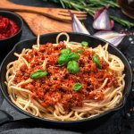 Špagety s boloňskou omáčkou a kuřecím mletým masem