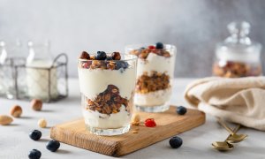 Bílý jogurt s ovocem a granolou