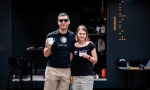 Kavárna POTMĚ přivítá první návštěvníky v Praze