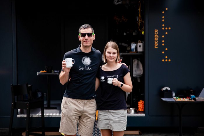 Kavárna POTMĚ přivítá první návštěvníky v Praze
