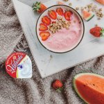 Mražený jogurt s letním ovocem