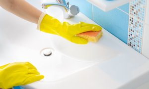 Jak rychle a efektivně uklidit koupelnu v 10 krocích