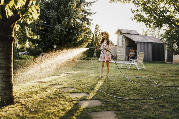 Letní údržba zahrady: 5 tipů co dělat, aby byla krásná i v parném létě