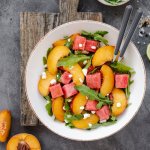Salát s broskví a melounem