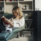 Nenechte svůj mozek zakrnět: 20 minut pravidelného čtení s ním udělá zázraky