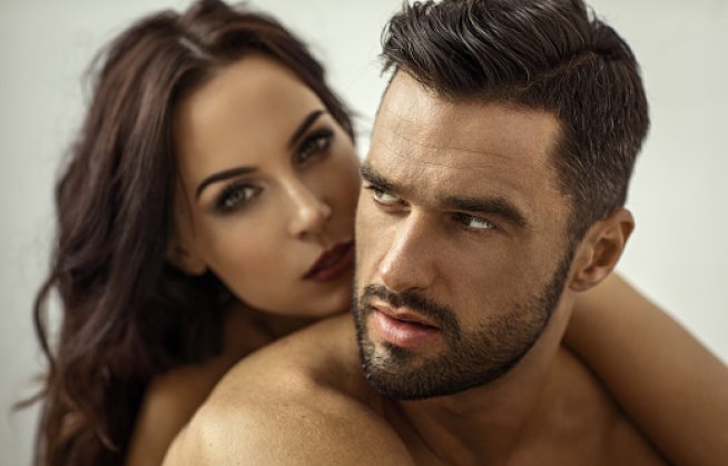 Ženy nejvíce vzrušuje společný orgasmus, muže první sex s novou partnerkou