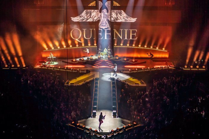 Včerejší hudební show Queen Relived by Queenie rozjásala vyprodanou O2 arenu
